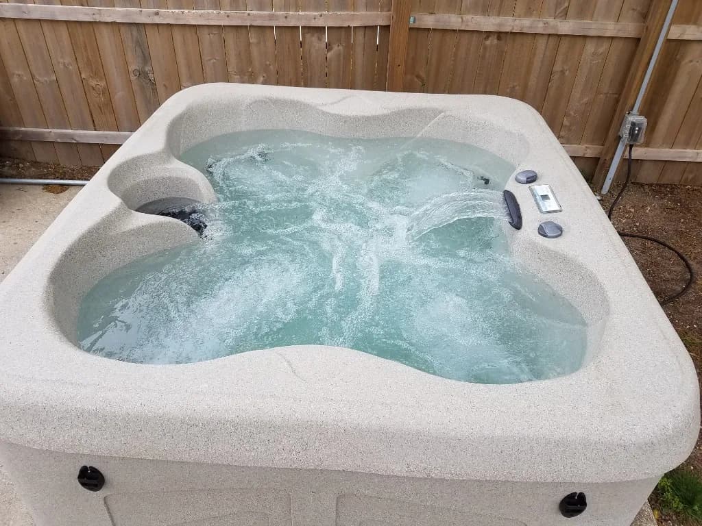 Beautiful, DOG FRIENDLY, HOT TUB, Newly Renovated Cottage